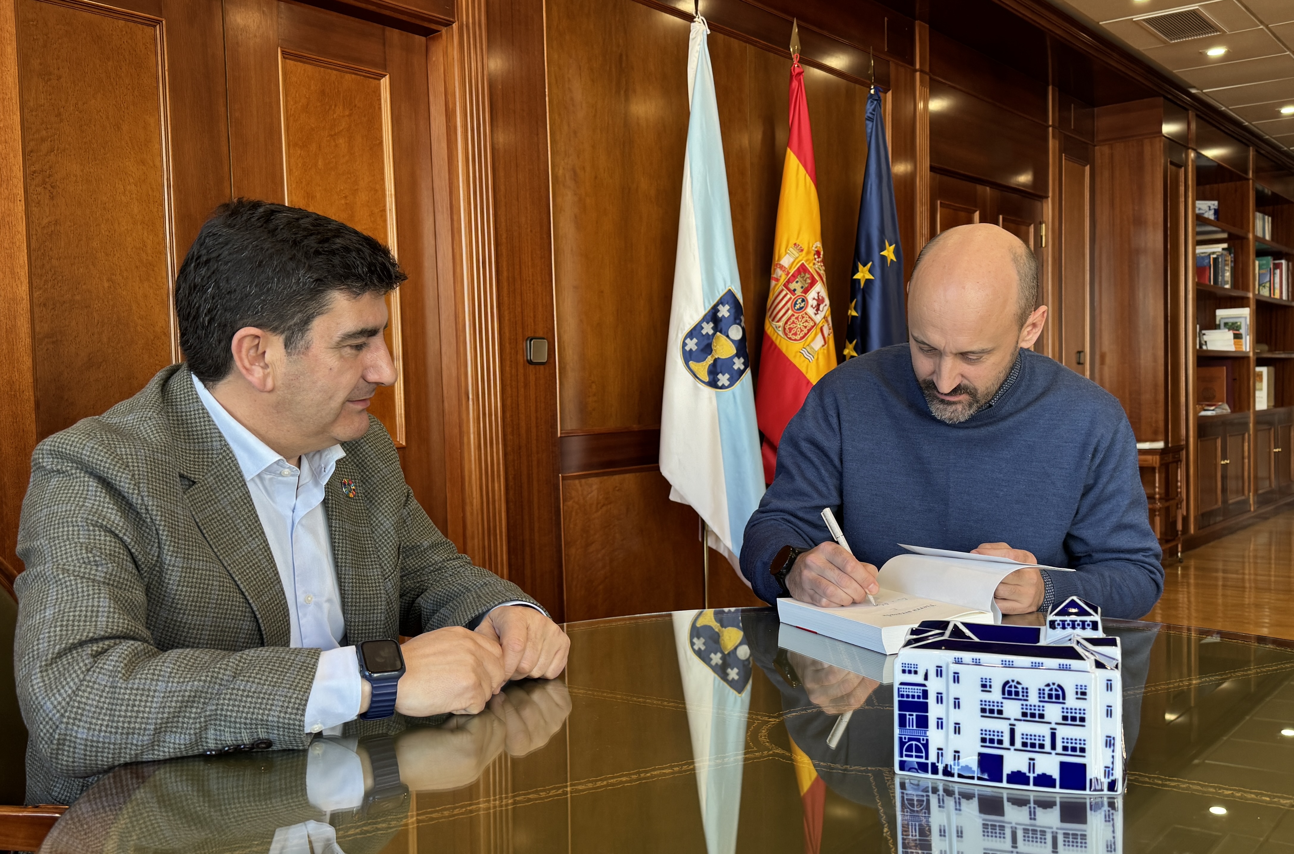 Imagen Pedro Blanco y Alfredo González-Ruibal llaman a “excavar en la memoria” para honrar a “quienes sacrificaron todo, incluso la vida, para conseguir las libertades que hoy disfrutamos”