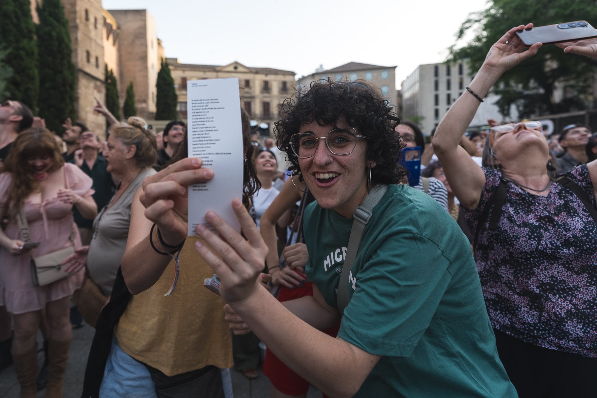 Imagen Diez mil personas reciben cien mil poemas caídos del cielo sobre Barcelona