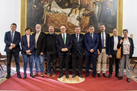El secretario de Estado de Memoria Democrática, Fernando Martínez, y el rector de la UGR, Pedro Mercado, firman el protocolo de la Cátedra de Memoria Democrática
